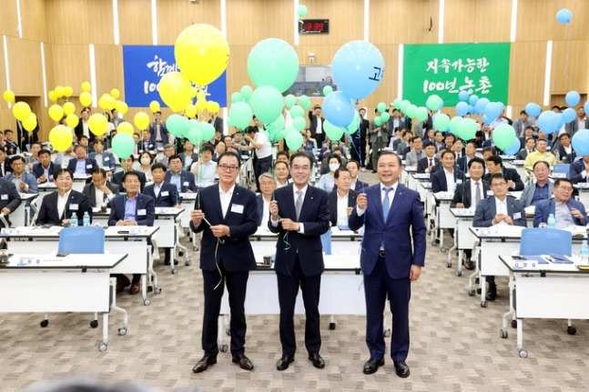 이성희 농협중앙회장와 농협임직원은 18일 전북 전주시 농협중앙회 전북본부에서 열린 '2023년도 지역본부 현장경영회의'를 실시한 후 '고향사랑기부제 활성화 결의대회' 퍼포먼스를 하고 있다./사진-농협중앙회