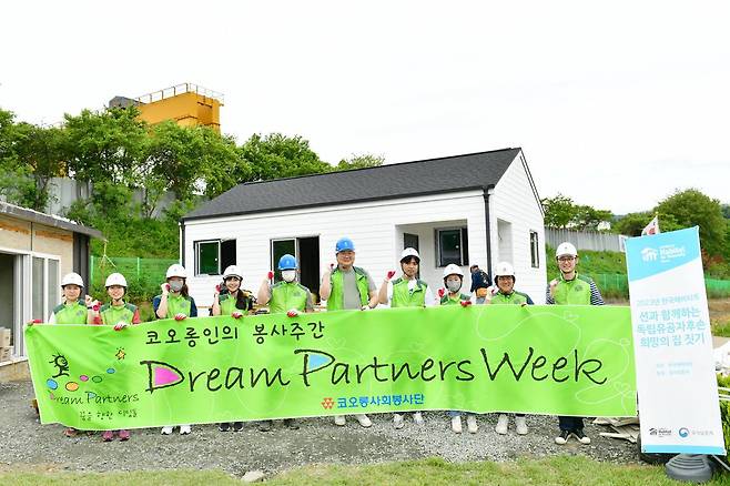 18일 코오롱 임직원들이 한국해비타트와 함께 충남 보령 독립유공자 후손의 단독주택 단열재 시공 등의 사랑의 집짓기 활동을 한 후 기념촬영을 하고 있다. [코오롱 제공]