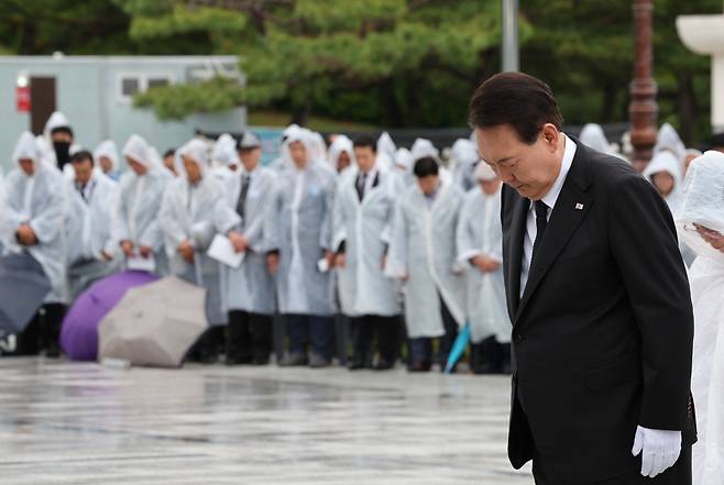 윤석열 대통령이 18일 광주 북구 국립5·18민주묘지에서 열린 제43주년 5·18민주화운동 기념식에서 묵념하고 있다. [연합]