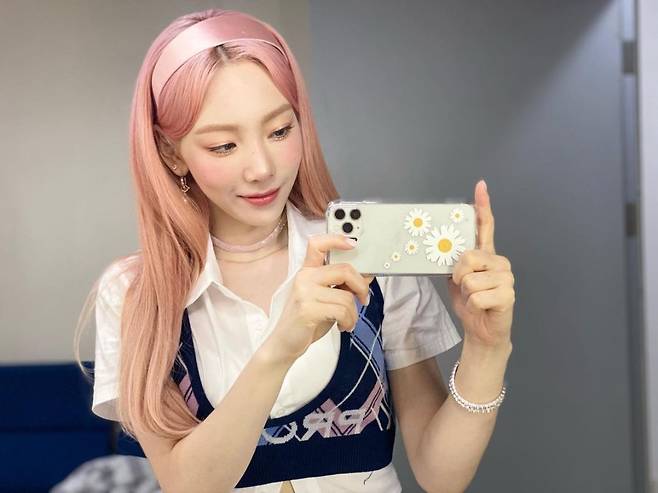 아이폰으로 사진을 찍는 소녀시대 태연 [태연 공식 인스타그램※]