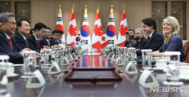[서울=뉴시스] 전신 기자 = 윤석열 대통령과 쥐스탱 트뤼도 캐나다 총리가 17일 서울 용산 대통령실 청사에서 한-캐나다 정상 확대 회담을 하고 있다. 2023.05.17. photo1006@newsis.com