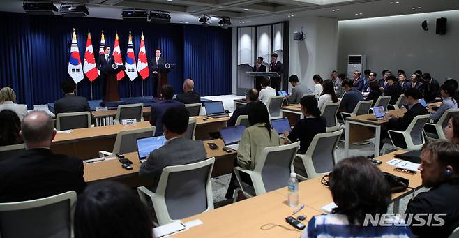 [서울=뉴시스] 홍효식 기자 = 윤석열 대통령과 쥐스탱 트뤼도 캐나다 총리가 17일 오후 서울 용산 대통령실 청사에서 공동기자회견을 하고 있다. 2023.05.17. yesphoto@newsis.com