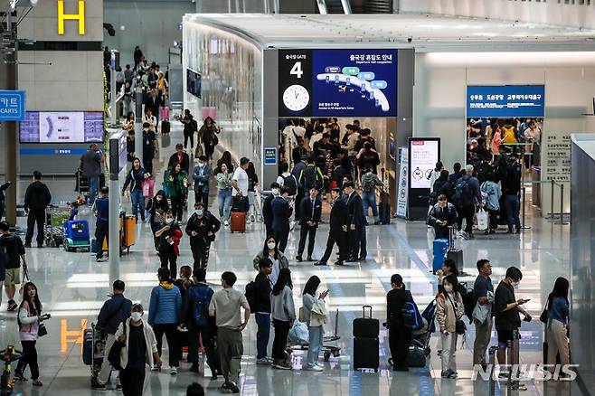 [인천공항=뉴시스] 정병혁 기자 = 사진은 지난달 28일 인천국제공항 1터미널 출국장이 여행객들로 붐비는 모습. 2023.05.18. jhope@newsis.com