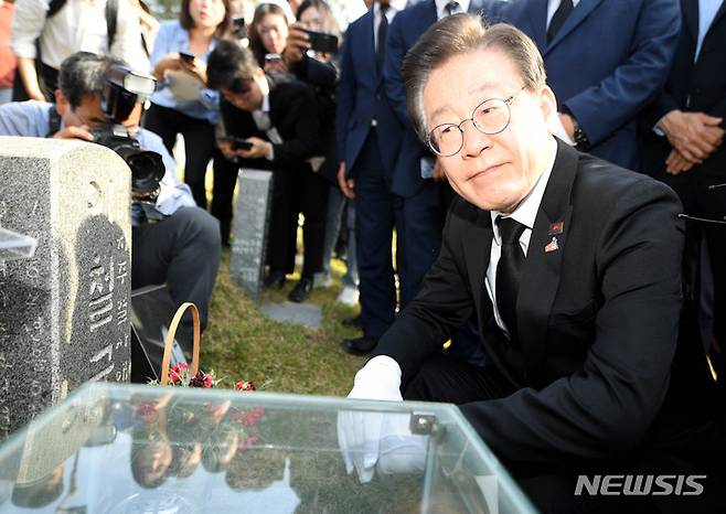 [광주=뉴시스] 변재훈 기자 = 이재명 더불어민주당 대표가 5·18민주화운동 43주년을 하루 앞둔 17일 오후 광주 북구 망월동 민족민주열사묘역 내 이철규 열사 묘를 참배하며 생각에 잠겨 있다. 2023.05.17. wisdom21@newsis.com