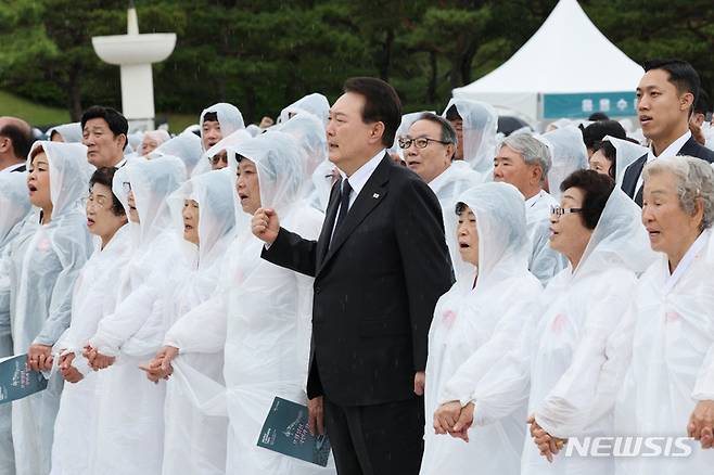 [광주=뉴시스] 홍효식 기자 = 윤석열 대통령이 18일 광주 북구 국립5·18민주묘지에서 열린 제43주년 5·18민주화운동 기념식에서 '임을 위한 행진곡'을 제창하고 있다. (대통령실통신사진기자단) 2023.05.18. yesphoto@newsis.com