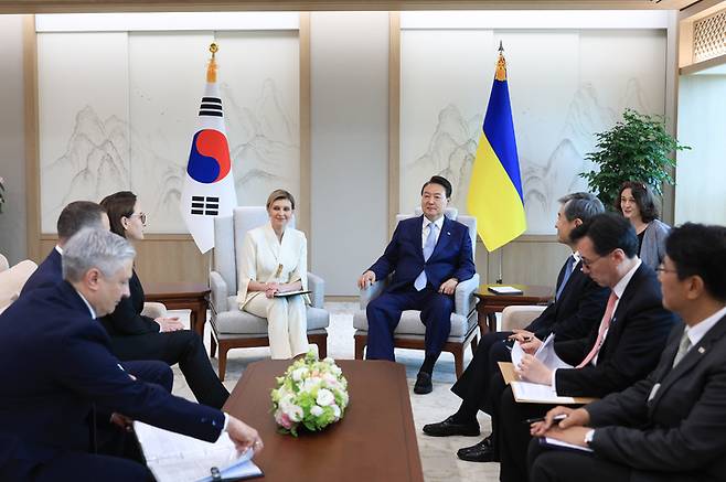 [서울=뉴시스] 윤석열 대통령이 16일 서울 용산 대통령실 청사에서 볼로디미르 젤렌스키 우크라이나 대통령 부인 올레나 젤렌스카 여사를 접견하고 있다. (사진=대통령실 제공)  *재판매 및 DB 금지