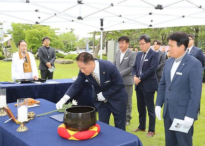 [익산=뉴시스] 강명수 기자 =원광대학교가 5·18민주화운동 제43주년을 맞아 유공자인 故 임균수 열사 추모식을 18일 거행하고 있다. (사진 =원광대학교 제공) 2023.05.18. photo@newsis.com *재판매 및 DB 금지