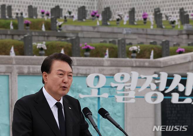 [광주=뉴시스] 홍효식 기자 = 윤석열 대통령이 18일 광주 북구 국립5·18민주묘지에서 열린 제43주년 5·18민주화운동 기념식에서 기념사하고 있다. (대통령실통신사진기자단) 2023.05.18. yesphoto@newsis.com