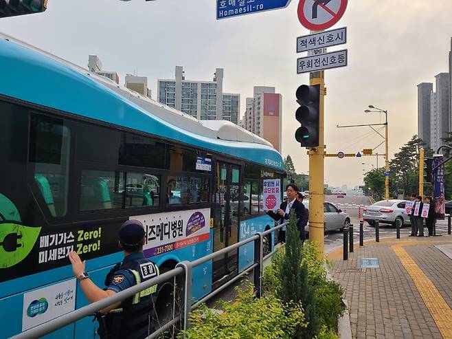 [수원=뉴시스] 양효원 기자 = 경기 수원시 호매실동 사거리에서 신호를 위반한 버스에 초등학생이 치여 사망하는 사고가 발생한 가운데 시민들이 '우회전 시 일단멈춤' 캠페인을 하고 있다. 2023.5.12. hyo@newsis.com *재판매 및 DB 금지