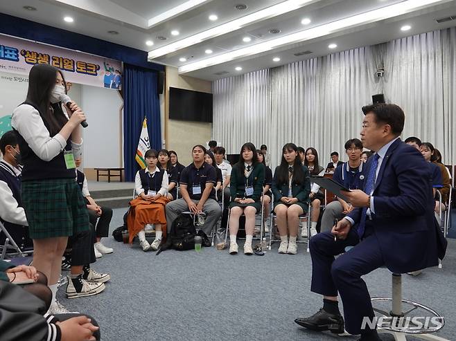 [제주=뉴시스] 오영재 기자 = 오영훈 제주지사가 18일 오후 제주도청 탐라홀에서 도내 중·고등학생들과 진솔한 이야기를 나누는 '생생 토크쇼'를 하고 있다. 2023.05.18. oyj4343@newsis.com