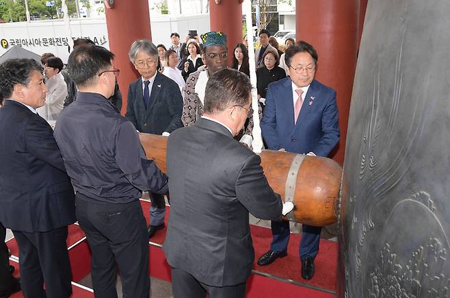 [광주=뉴시스] 강기정 광주시장이 18일 오후 5·18민주광장 내 민주의 종각에서 5·18민주화운동 43주년을 맞아 정무창 시의회의장 등과 함께 민주의 종을 타종하고 있다. (사진 = 광주시 제공) *재판매 및 DB 금지