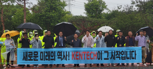 ▲18일 5·18민주묘지 인근에서 진행된 한국에너지공대 지원 현수막 홍보활동ⓒ이재태 전남도의원