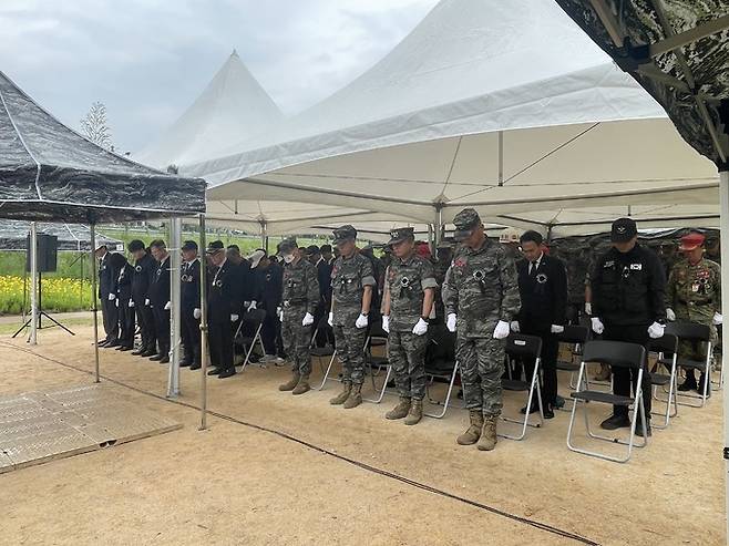 포항특정경비지역사령관 임성근 소장은 18일 경주시 안강읍 수변공원 일원에서 열린 '2023년 6·25 전쟁 전사자 유해발굴 개토식‘에서 참전용사 및 지역 유관기관장, 보훈단체장들과 함께 호국영령에 대한 묵념을 올리고 있다.