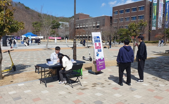 전라남도는 인구 감소가 계속됨에 따라 인구 늘리기 운동의 일환인 ‘전남사랑, 전남품愛 주소갖기’운동을 본격 추진한다고 밝혔다.