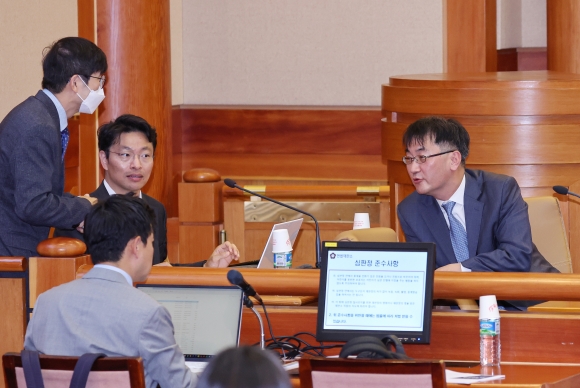 첫 공개 변론 참석한 강인철 변호사 - 강인철 변호사가 17일 서울 종로구 헌법재판소 대심판정에서 열린 유류분 제도 관련 법 조항의 위헌 심판을 위한 첫 공개 변론에 참석해 관계자들과 대화를 나누고 있다. 유류분은 상속인인 배우자와 자녀, 부모, 형제자매에게 법정 상속분의 일정 비율을 보장하는 제도다. 이번 사건은 어머니가 사망하면서 장학재단에 재산을 기부하겠다는 유언을 남기자 자녀들이 유류분을 침해당했다며 재단을 향해 소송을 제기한 사건과 사망한 어머니가 생전 손자 등에게 부동산을 증여하면서 딸들의 유류분이 침해당했다는 사건이 병합돼 진행된다. 2023.5.17