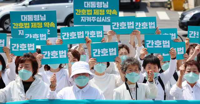 윤석열 대통령은 16일 간호법 제정안에 대한 재의요구권(거부권)을 행사했다. 이날 서울 용산 대통령 집무실 앞에서 대한간호협회 회원들이 간호법 공포를 촉구하는 기자회견을 하고 있다. 연합뉴스