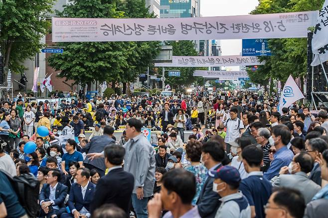 17일 오후 광주 동구 금남로에서 열린 제43주년 5·18민주화운동 기념일 전야제에 시민들이 참석하고 있다. ⓒ시사저널 최준필