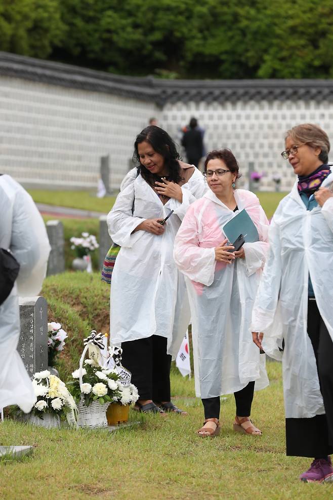 5·18 민주화운동 43주년 기념식이 열린 18일 광주 북구 운정동 국립 5·18민주묘지에서 광주인권포럼 참가 외국인들이 열사 묘소를 참배하고 있다. ⓒ연합뉴스