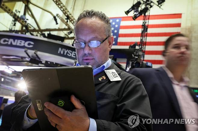 NYSE 입회장에서 일하는 트레이더들의 모습 [연합뉴스 자료사진]