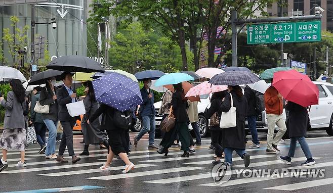 출근길에 내리는 비 [연합뉴스 자료사진]