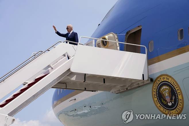 17일 일본 방문을 위해 에어포스원에 오르는 바이든 대통령 [AP=연합뉴스]