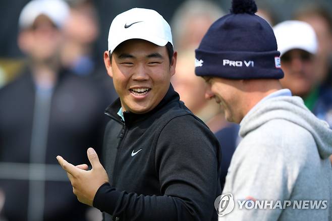 연습 도중 웃으며 대화하는 김주형(왼쪽) [UPI=연합뉴스]