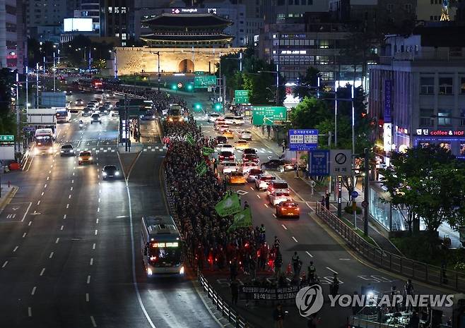 행진하는 건설노조 (서울=연합뉴스) 김도훈 기자 = 노조탄압 중단을 촉구하며 총파업 결의대회에 나선 건설노조 조합원들이 16일 오후 서울 세종대로에서 용산 대통령집무실 방면으로 거리행진을 하고 있다. 2023.5.16 superdoo82@yna.co.kr