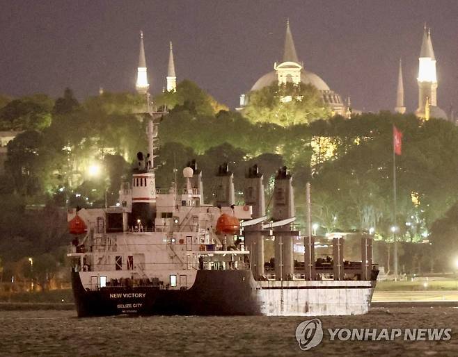 흑해곡물협정에 따라 보스포루스 해협을 통해 곡물을 운송 중인 벨리즈 선적 화물선 [로이터 연합뉴스자료사진. 재판매 및 DB 금지]