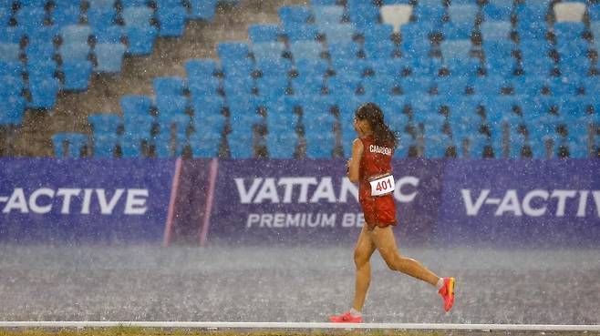 폭우 뚫고 달리는 캄보디아의 보우 삼낭 선수 [IOC 제공. 재판매 및 DB 금지]