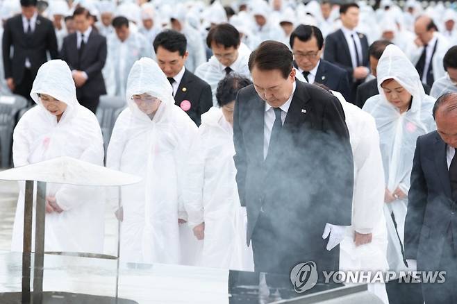 묵념하는 윤석열 대통령 (광주=연합뉴스) 진성철 기자 = 윤석열 대통령이 18일 광주 북구 국립5·18민주묘지에서 열린 제43주년 5·18민주화운동 기념식에서 묵념하고 있다. 2023.5.18 zjin@yna.co.kr