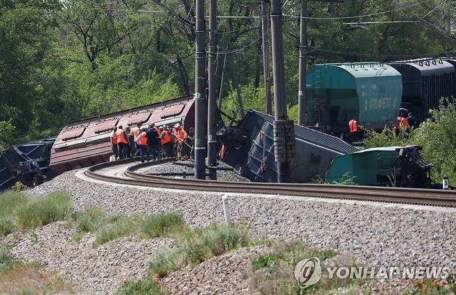 크림반도서 폭발 의심 열차 탈선사고 (심페로폴 로이터=연합뉴스) 러시아가 점령 중인 우크라이나 크림반도 심페로폴 지역에서 18일(현지시간) 폭발에 의한 것으로 의심되는 열차 탈선 사고가 발생했다. 사고 현장에서 복구 작업이 진행되고 있다. 2023.5.18 photo@yna.co.kr