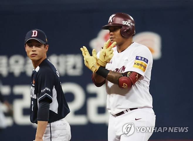 역전 2타점 기록한 러셀 (서울=연합뉴스) 최재구 기자 = 18일 고척 스카이돔에서 열린 프로야구 두산과 키움의 경기에서 1회 말 원아웃 주자 1,2루 상황 키움 러셀이 역전 2타점 2루타를 날리고 환호하고 있다. 2023.5.18 jjaeck9@yna.co.kr