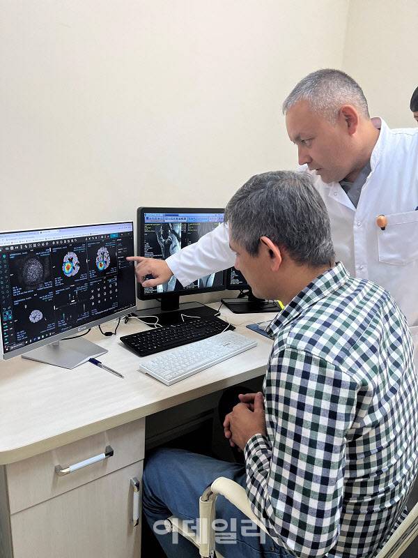 제이엘케이가 자사 의료 인공지능(AI) 기반 뇌줄중 솔루션 2종을 우즈베키스탄 국군중앙병원에 공급했다고 19일 밝혔다. (제공=제이엘케이)
