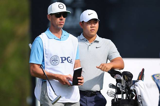 김주형이 19일 열린 메이저 대회 PGA 챔피언십 1라운드에서 코스를 바라보고 있다.(사진=AFPBBNews)