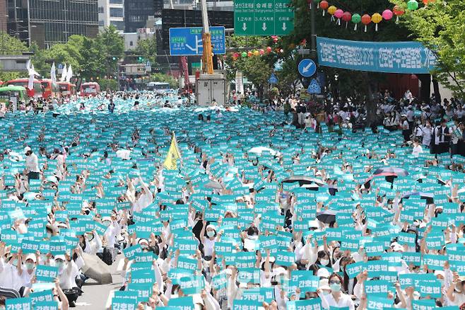 ‘간호법 거부권 규탄 및 부패정치 척결을 위한 범국민 규탄대회’가 19일 서울 광화문 인근 동화면세점에서 열린 가운데 간호사들이 피켓을 들고 있다. (사진=이영훈 기자)