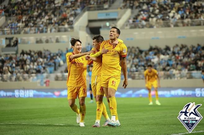 지난달 16일 대구FC전에서 득점을 터뜨린 광주FC 산드로(오른쪽) 사진=한국프로축구연맹 제공