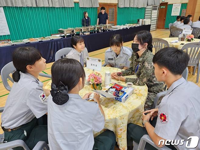 장성 삼계고등학교 (교장 김형주)- 부사관과 졸업생들이 13일 본관동 앞에서 모교 방문행사를 가졌다.(전남도교육청 제공)/뉴스1