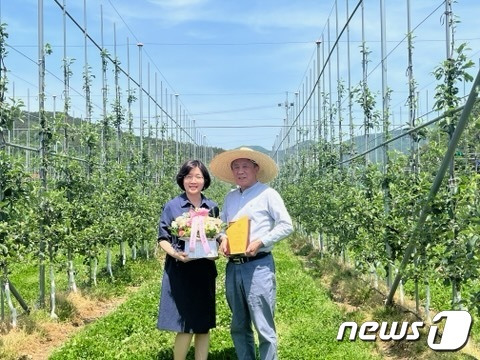 NH농협손해보험 TOP-CLASS 경영자 대상에 뽑힌 서정만 보은농협조합장(오른쪽). /뉴스1