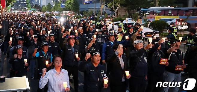 건설 노동자들이 지난 11일 오후 서울 서대문구 경찰청 앞에서 지난 1일 분신해 숨진 건설노조 간부 고(故) 양회동 씨를 추모하는 촛불문화제에서 경찰의 집중 수사를 규탄하고 있다. 2023.5.11/뉴스1 ⓒ News1 박지혜 기자