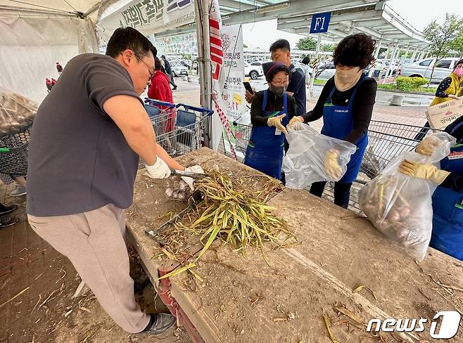 창녕군 햇마늘 및 우수 농산물 판촉기획전 모습.(창녕군 제공)