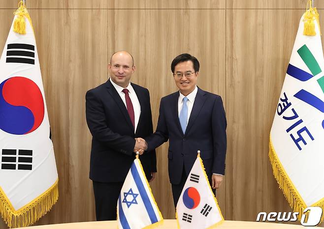 김동연 경기도지사가 19일 경기도청에서 나프탈리 베네트(Naftali Bennett) 전 이스라엘 총리와 만나 이스라엘 간 경제 분야의 교류 확대를 위해 협력하기로 했다.(경기도 제공)