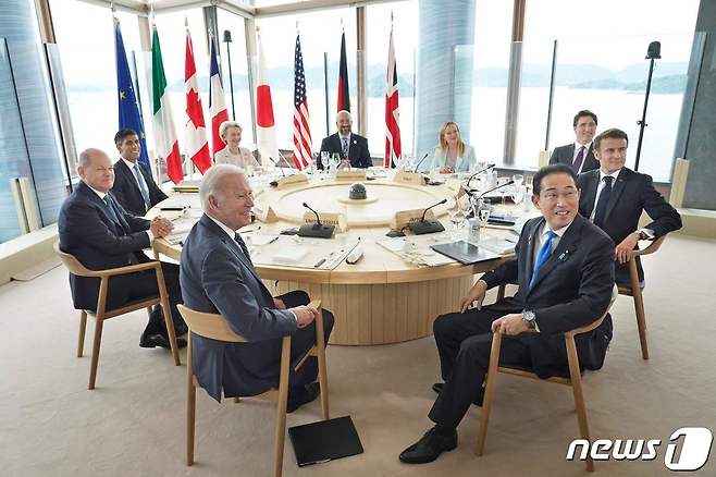 19일 일본 히로시마에서 G7 정상들이 회의에 참석해 기념 사진을 찍고 있다. ⓒ AFP=뉴스1 ⓒ News1 권진영 기자