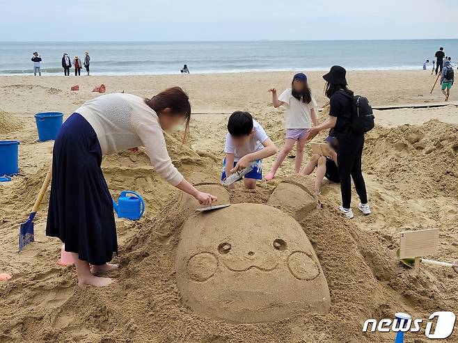 19일 '2023 해운대 모래축제'가 개막한 부산 해운대해수욕장에서 시민들이 모래조각을 만들고 있다. 2023.5.19/뉴스1 ⓒ News1 조아서 기자