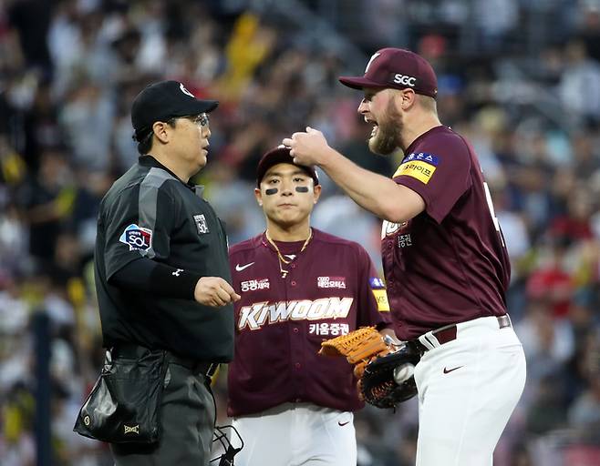 키움 선발투수 요키시가 2회 투구에 앞서 주심과 대화하고 있다. 연합뉴스.