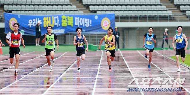 5월 18일 울산종합운동장에서 열린 제17회 전국장애학생체육대회 육상 남자 200m T20(고등부) 결승 경기 모습.사진제공=대한장애인체육회