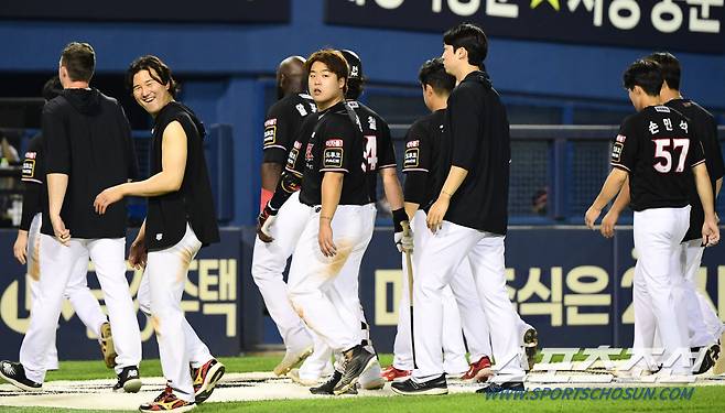 2023 KBO리그 LG트윈스와 kt위즈의 경기가 17일 잠실야구장에서 열렸다. KT 김상수와 강백호가 3대7 패배를 확정지은 후 팬들에게 인사하고 있다. 잠실=최문영 기자deer@sportschosun.com /2023.05.17/