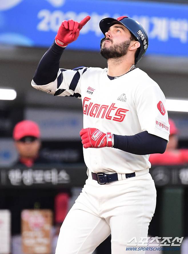 20일 부산 사직야구장에서 KBO리그 롯데와 KIA의 경기가 열렸다. 1회 투런홈런을 날린 렉스가 세리머니를 펼치고 있다. 부산=송정헌 기자songs@sportschosun.com/2023.04.20/