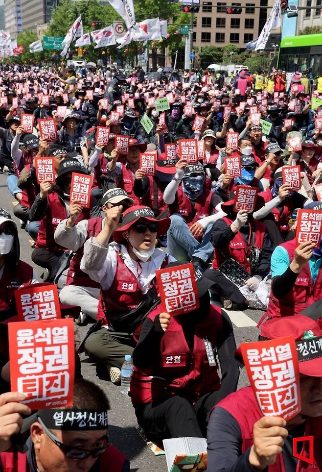 민주노총 조합원들이 17일 서울 세종대로 일대에서 집회를 열고 윤석열 정권 퇴진 구호를 외치고 있다. 사진=허영한 기자 younghan@