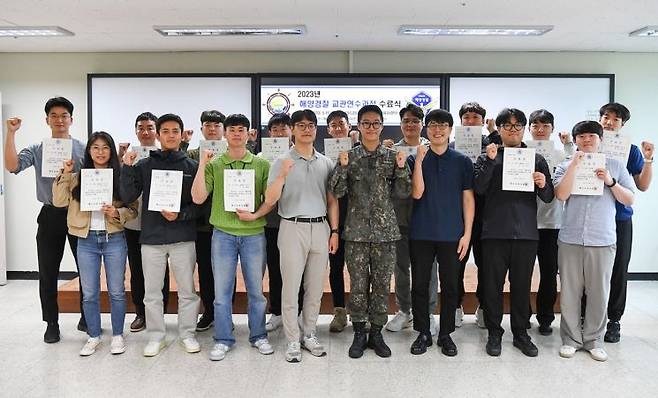 교관연수과정을 마친 해경 교수요원들이 기념촬영을 하고 있다. [사진제공=해군교육사령부]