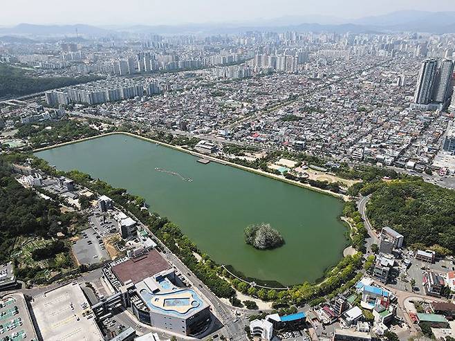 지난 17일 오후 하늘에서 본 대구 수성구 수성못 전경. 대구시·수성구는 한국농어촌공사와 관할권을 두고 공방을 벌이고 있다. /김동환 기자